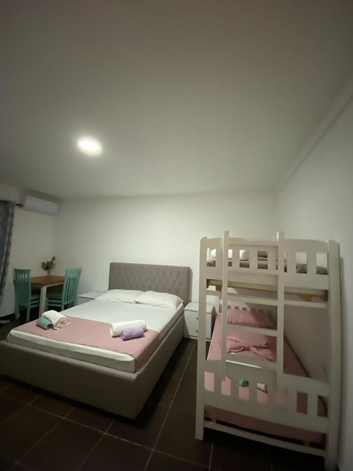 Saint Tropez Durres Hotel Bisht Kamez Kültér fotó